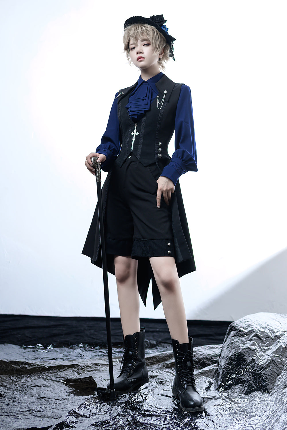 Victorian-Edged Lolita Shorts: Velvet-Accented Buttoned Hem in Classic Black