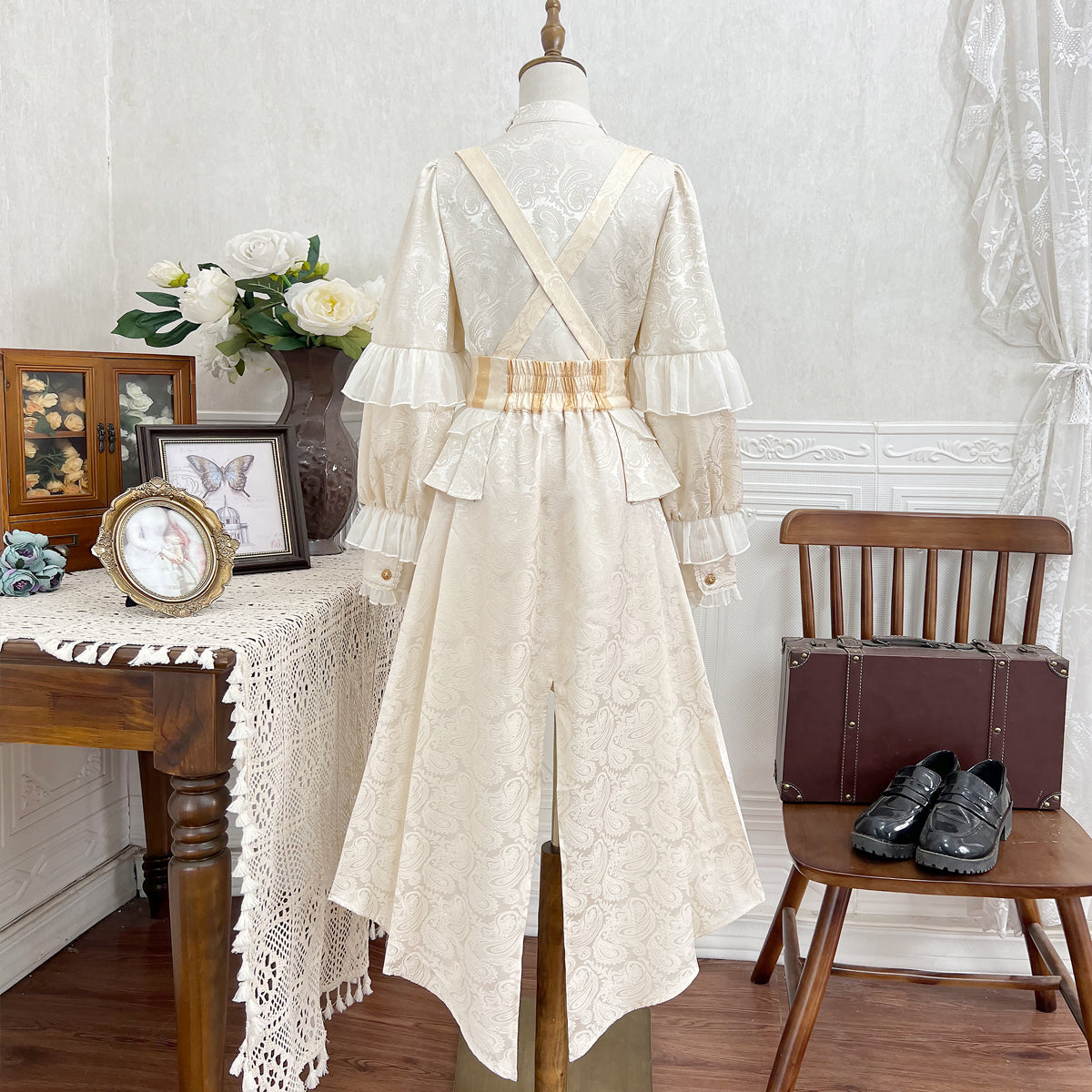 Regal Prince Lolita Ensemble: Cream and Gold Majesty for Themed Events