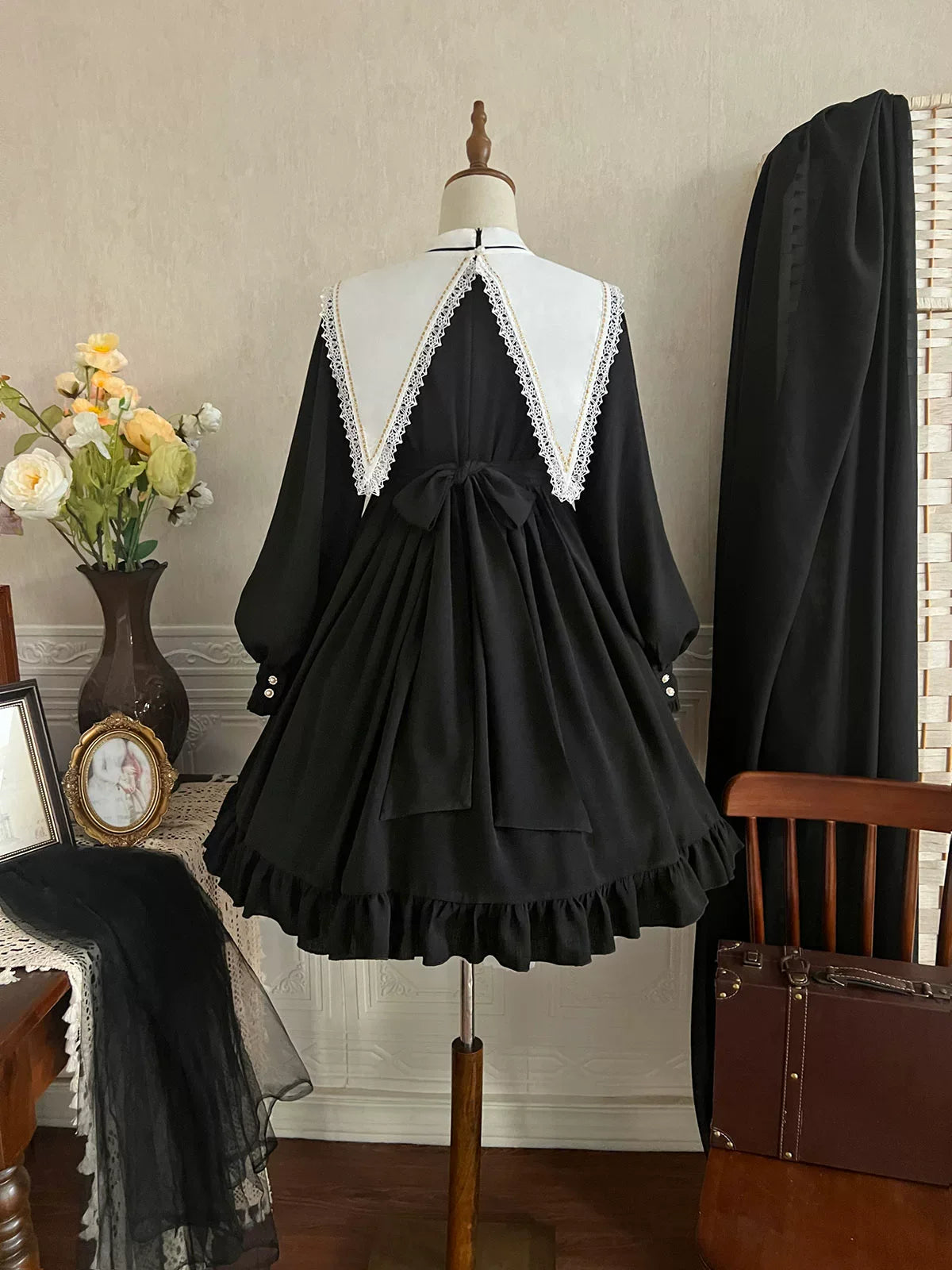 Long-sleeved Lolita princess dress, black, gothic and classical style, suitable for daily wear and Halloween.
