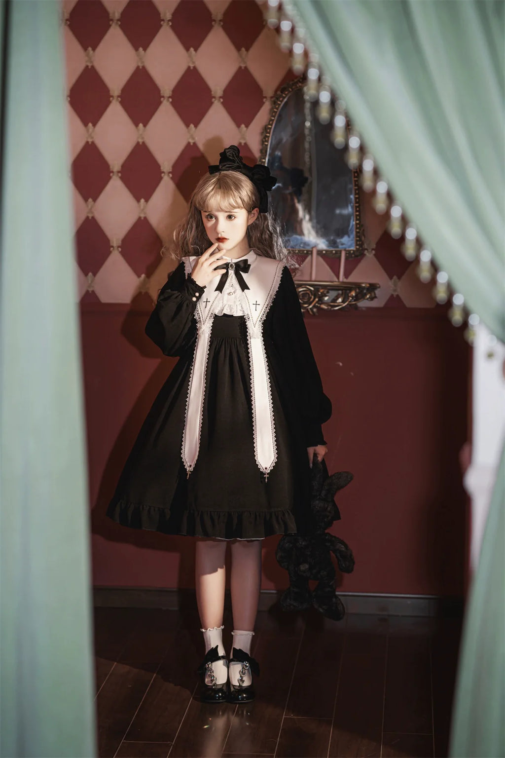 Long-sleeved Lolita princess dress, black, gothic and classical style, suitable for daily wear and Halloween.