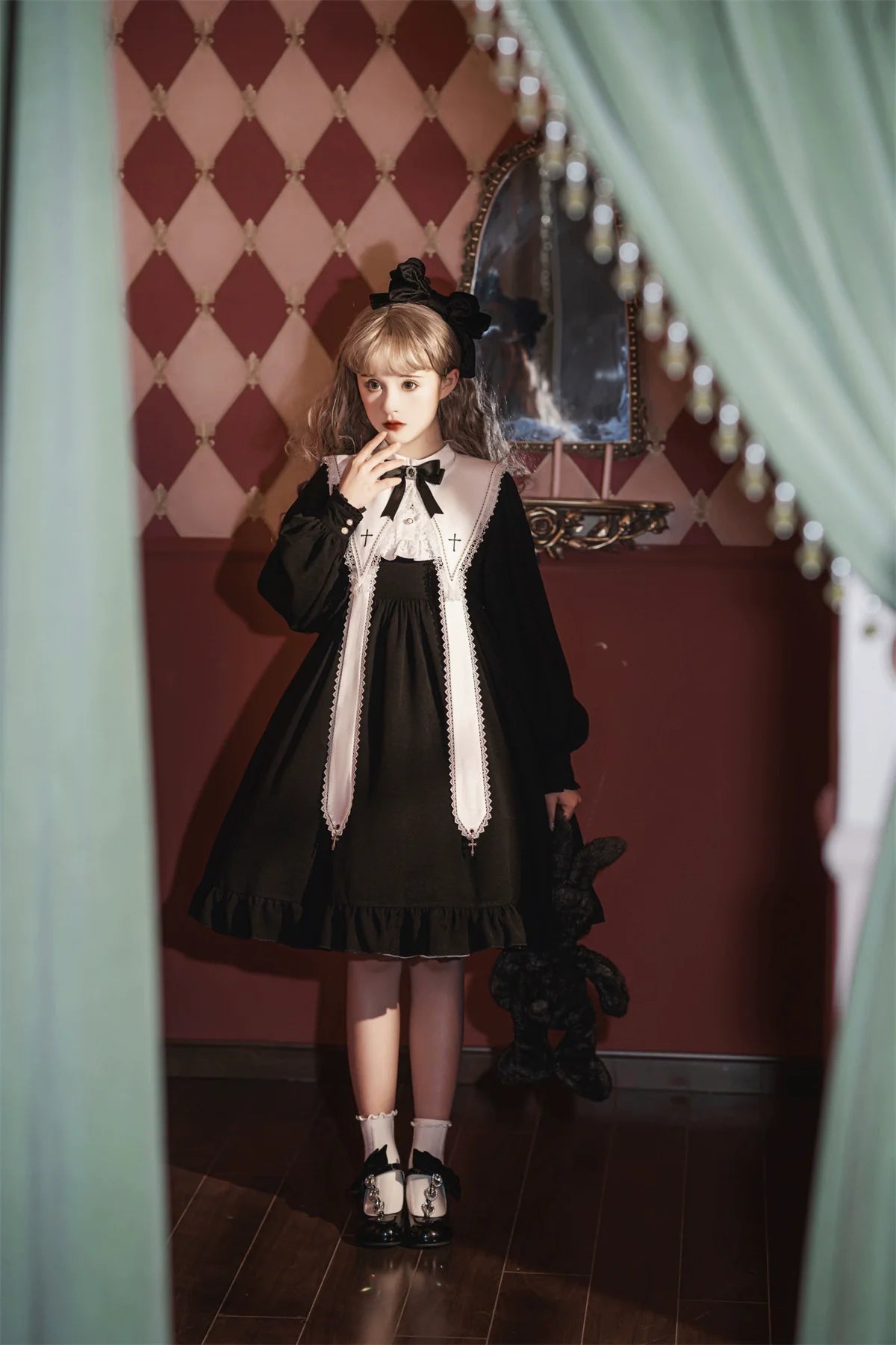Long-sleeved Lolita princess dress, black, gothic and classical style, suitable for daily wear and Halloween.